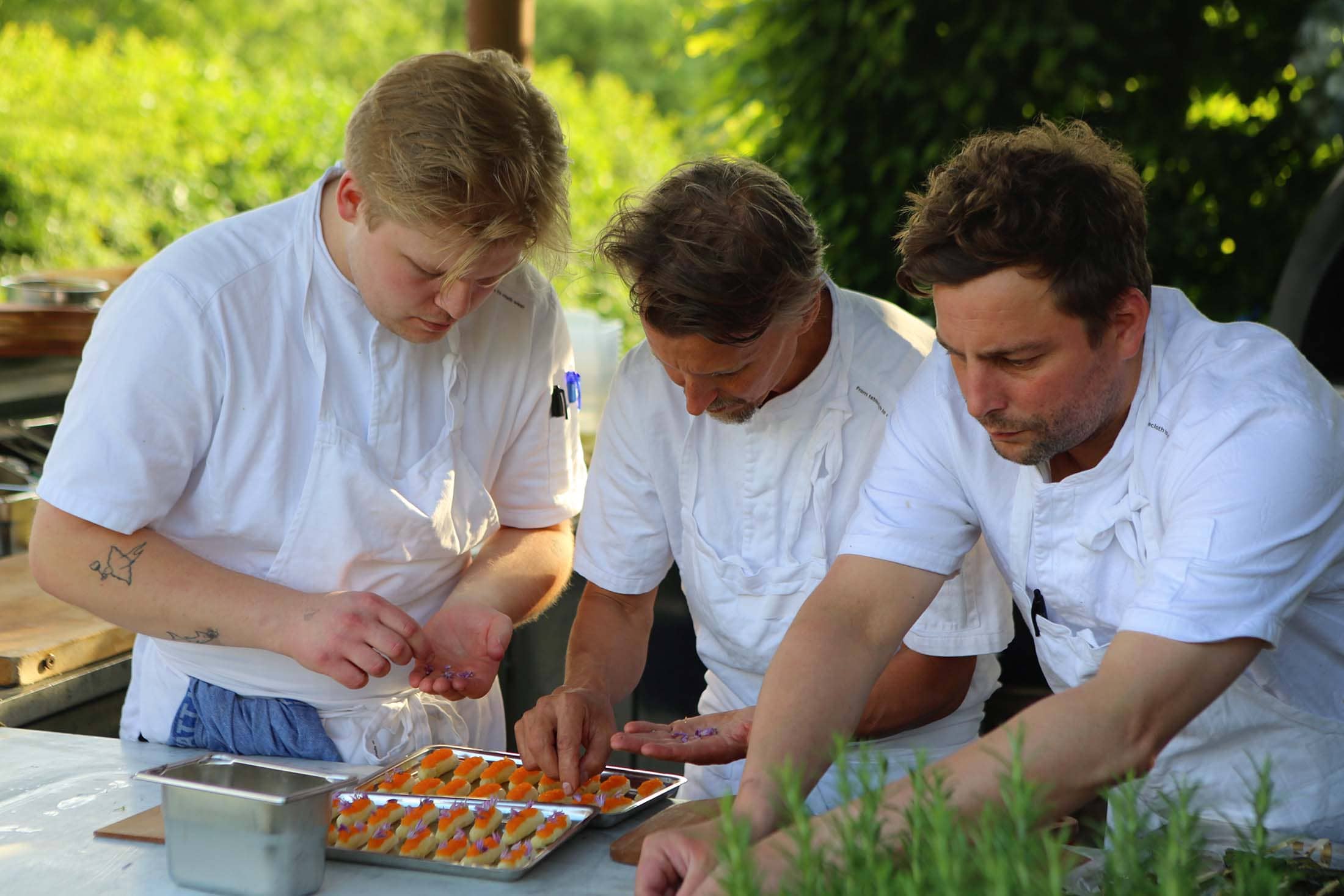 Kockarna arbetar i uteköket på Herbarium Restaurang och Trädgårdsbar | Rosendals Trädgård