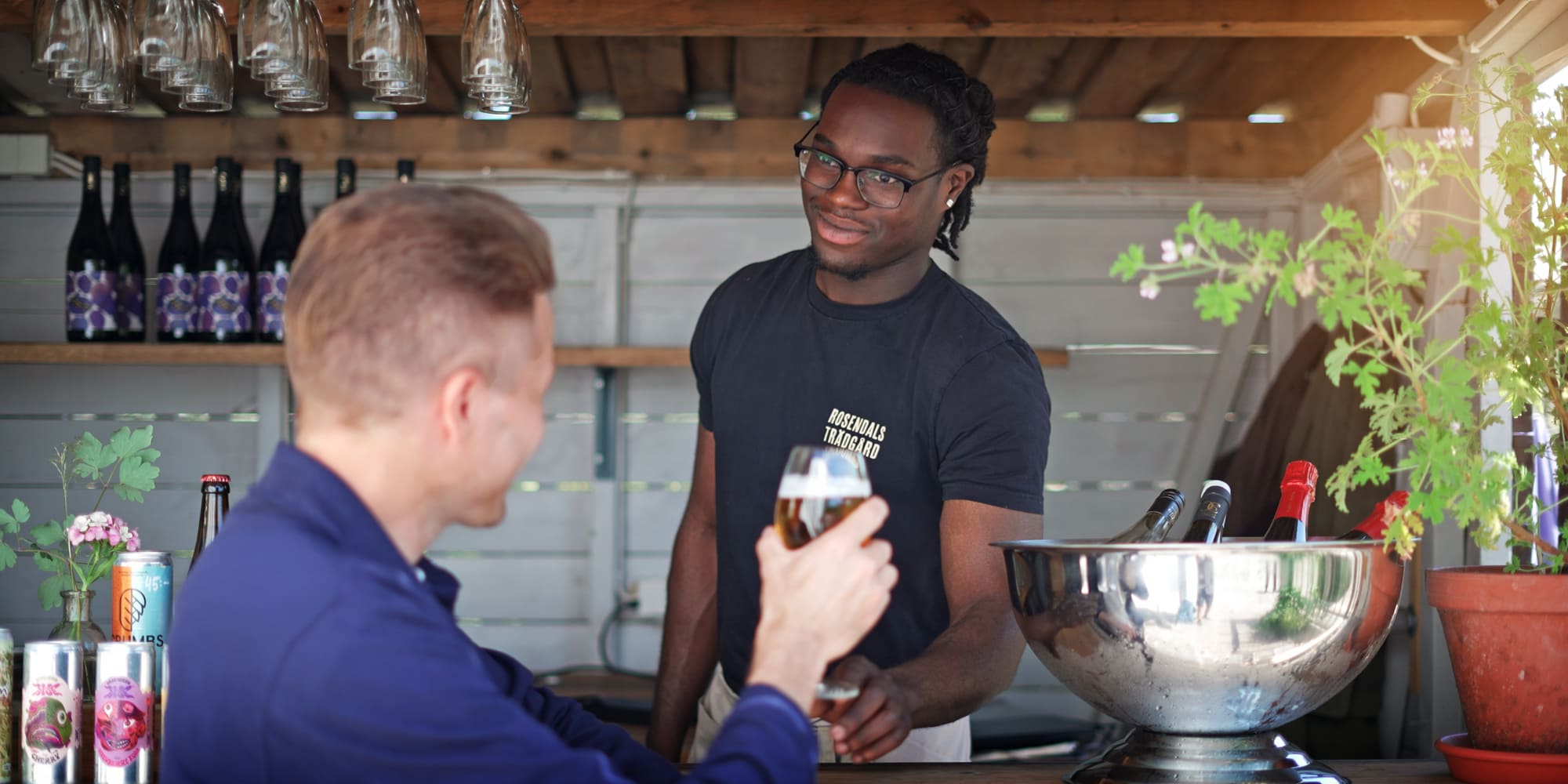 Torsdagshäng med bar och grill på Rosendals Trädgård